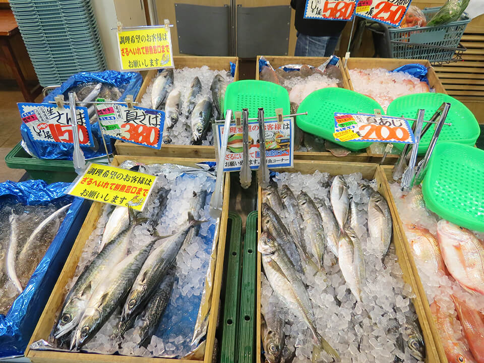市場直送のお魚コーナー